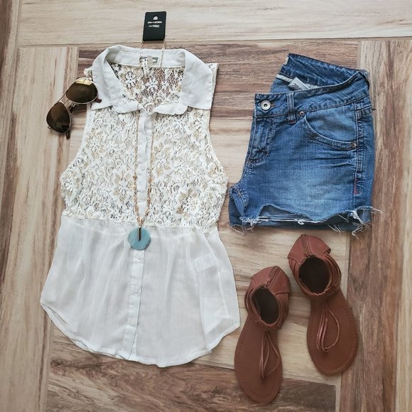 Kirra | Sheer Lace Sleeveless Button Down - Picture 2 of 8